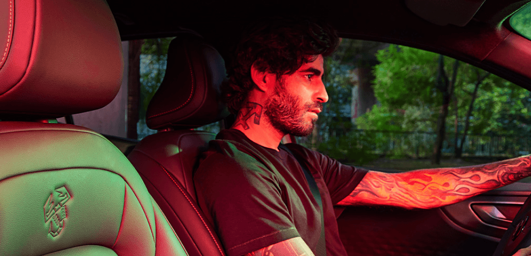 homem dirigindo um Fiat